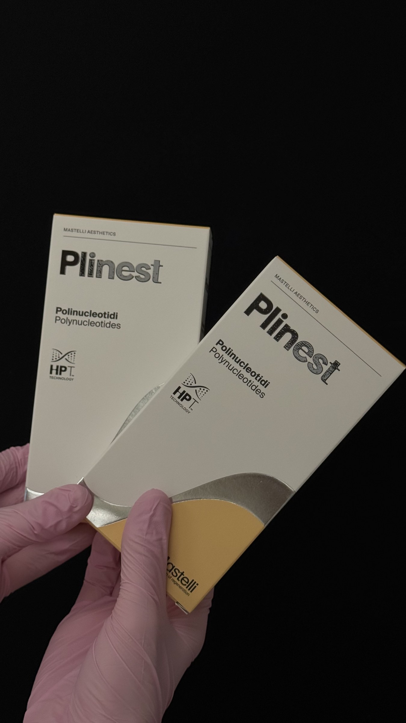 Препарат полинуклеотидов Plinest в руках косметолога клиники «Феникс»
