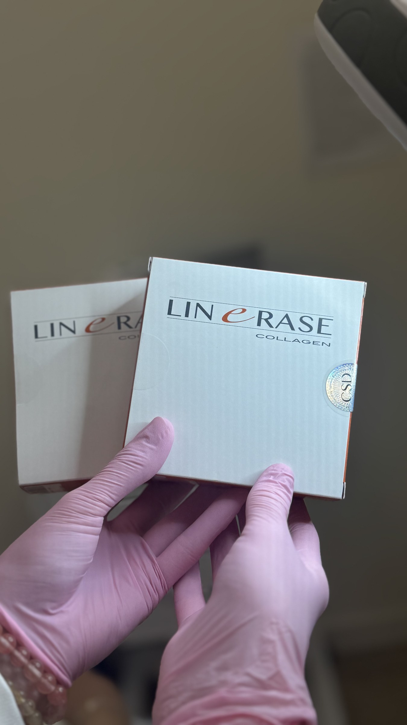 Упаковки коллагена Linerase в руках косметолога клиники «Феникс»